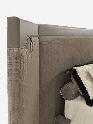 Corio Lit design haut de gamme signé Vittoria Frigerio, avec tête de lit architecturale façon paravent, inserts en cuir Cuoio et cadre raffiné. Disponible chez D-Style Interior.