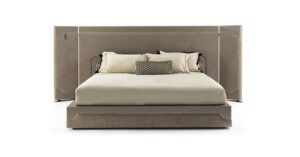 Corio Lit design haut de gamme signé Vittoria Frigerio, avec tête de lit architecturale façon paravent, inserts en cuir Cuoio et cadre raffiné. Disponible chez D-Style Interior.