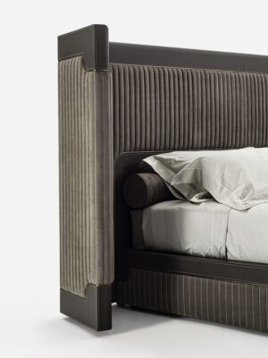 Capua lit design haut de gamme par Vittoria Frigerio avec tête de lit enveloppante à bandes verticales et inserts en cuir. Disponible chez D-Style Interior.