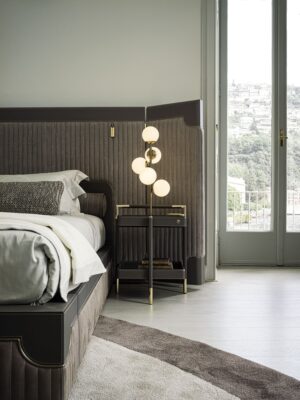 Capua lit design haut de gamme par Vittoria Frigerio avec tête de lit enveloppante à bandes verticales et inserts en cuir. Disponible chez D-Style Interior.