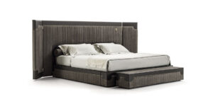 Capua lit design haut de gamme par Vittoria Frigerio avec tête de lit enveloppante à bandes verticales et inserts en cuir. Disponible chez D-Style Interior.