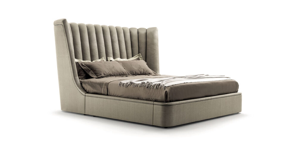 Farnese Lit design haut de gamme Vittoria Frigerio avec tête de lit en éventail et finition passepoilée. Disponible chez D-Style Interior.