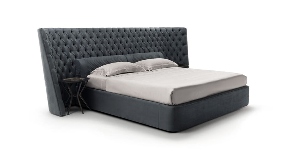 Medici grand lit design haut de gamme avec grand tête de lit capitonnée, coussins lombaires intégrés et structure épurée. Disponible chez D-Style Interior.