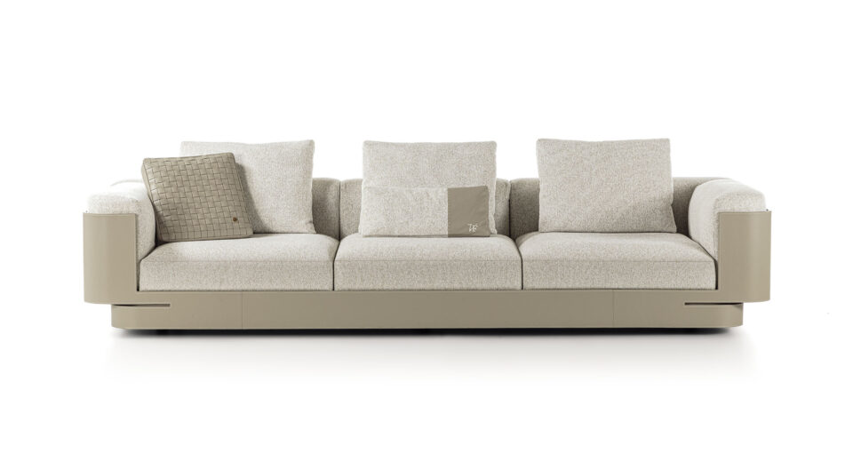 Necchi canapé design haut de gamme par Vittoria Frigerio, une pièce modulaire au style architectural et raffiné, associant cuir, confort et élégance contemporaine. Disponible chez D-Style Interior.