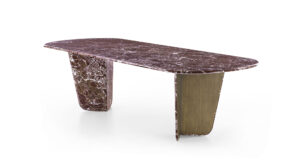 Monroy table haut de gamme en marbre avec pieds en voiles inversées et inserts métalliques contrastés. Élégante, géométrique et raffinée. Disponible chez D-Style Interior.