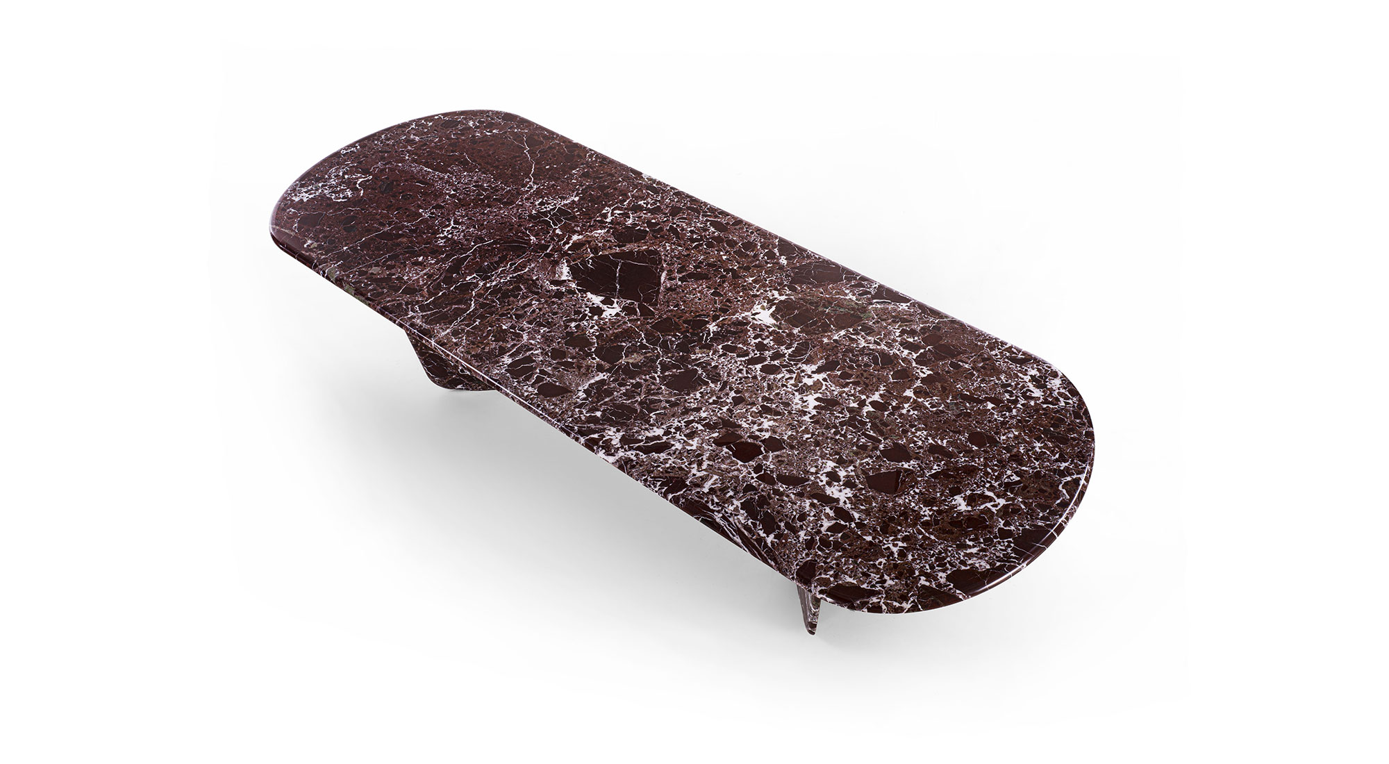 Monroy table haut de gamme en marbre avec pieds en voiles inversées et inserts métalliques contrastés. Élégante, géométrique et raffinée. Disponible chez D-Style Interior.