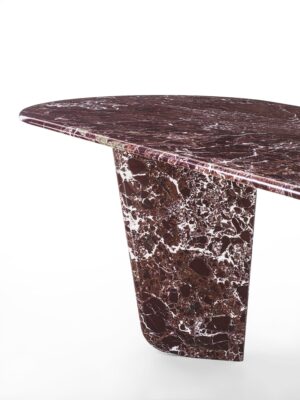 Monroy table haut de gamme en marbre avec pieds en voiles inversées et inserts métalliques contrastés. Élégante, géométrique et raffinée. Disponible chez D-Style Interior.