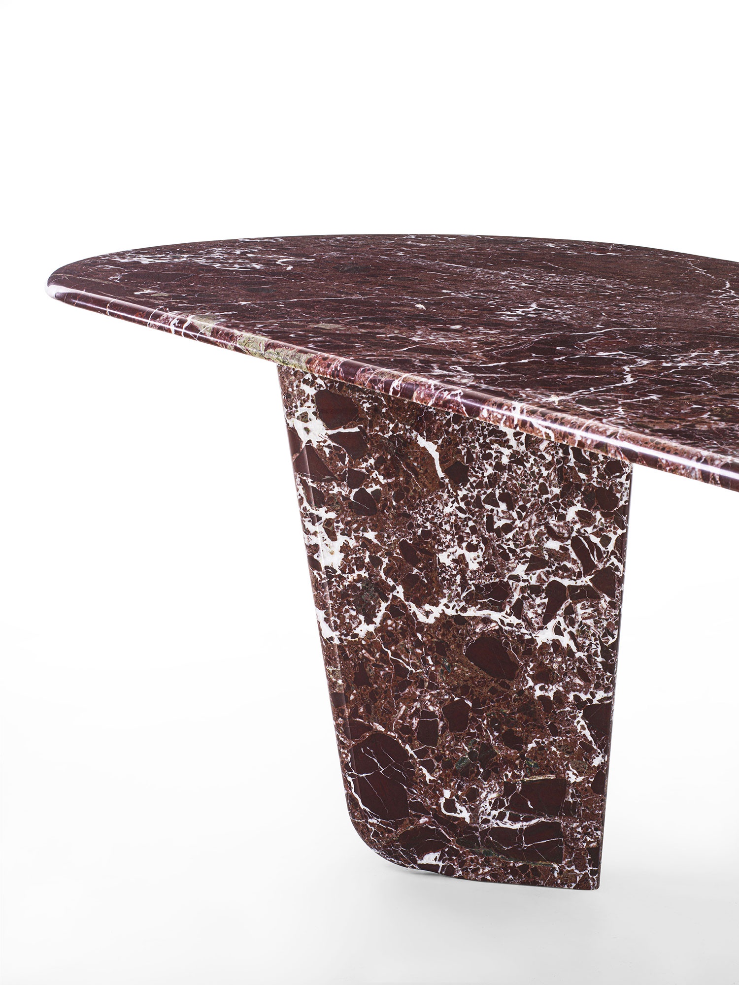 Monroy table haut de gamme en marbre avec pieds en voiles inversées et inserts métalliques contrastés. Élégante, géométrique et raffinée. Disponible chez D-Style Interior.