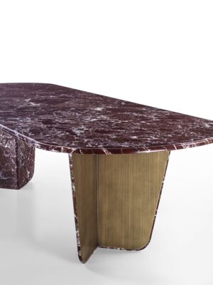 Monroy table haut de gamme en marbre avec pieds en voiles inversées et inserts métalliques contrastés. Élégante, géométrique et raffinée. Disponible chez D-Style Interior.