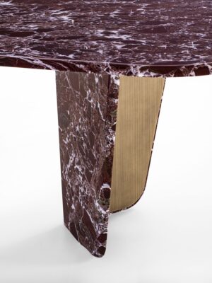 Monroy table haut de gamme en marbre avec pieds en voiles inversées et inserts métalliques contrastés. Élégante, géométrique et raffinée. Disponible chez D-Style Interior.