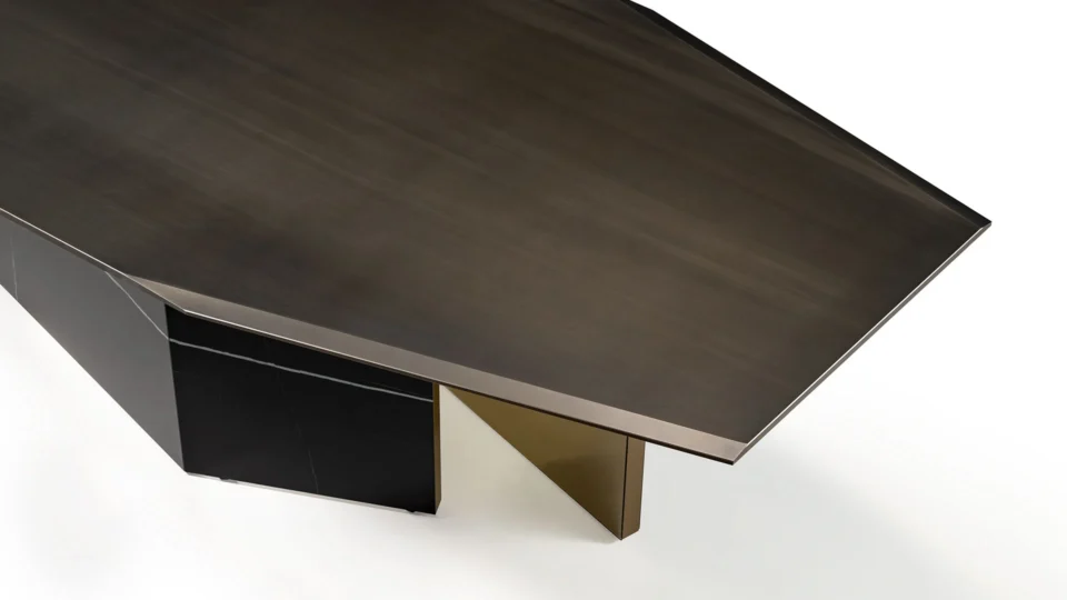 Cubitum 72 table à manger design haut de gamme par Reflex Angelo, au style contemporain et finitions bronze raffinées. Disponible chez D-Style Interior.