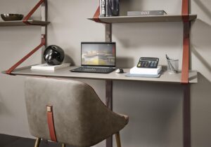 Brooklyn de Gamma Arredamenti, bibliothèque design avec étagères personnalisables et détails en cuir. Disponible chez D-Style Interior.