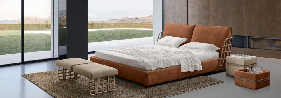 Cocoon Night Lit king-size en cuir avec structure tressée et design élégant. Alliance parfaite entre confort, artisanat et modernité. Disponible chez D-Style Interior.