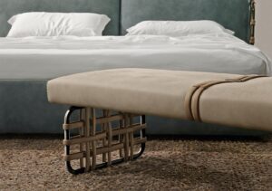 Cocoon Night Lit king-size en cuir avec structure tressée et design élégant. Alliance parfaite entre confort, artisanat et modernité. Disponible chez D-Style Interior.