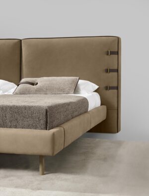 Gregory Night Lit king-size design en cuir avec tête de lit capitonnée et sangles décoratives. Élégance italienne et confort absolu. Disponible chez D-Style Interior.