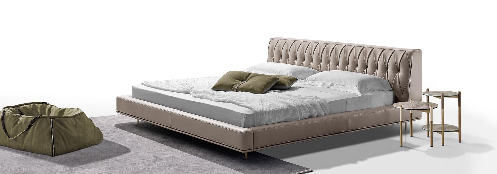 lit McQueen Night, un lit en cuir haut de gamme avec tête capitonnée artisanale et pieds métalliques élégants. Disponible chez D-Style Interior.