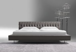 lit McQueen Night, un lit en cuir haut de gamme avec tête capitonnée artisanale et pieds métalliques élégants. Disponible chez D-Style Interior.