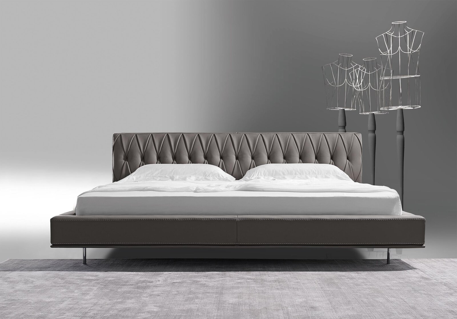 lit McQueen Night, un lit en cuir haut de gamme avec tête capitonnée artisanale et pieds métalliques élégants. Disponible chez D-Style Interior.