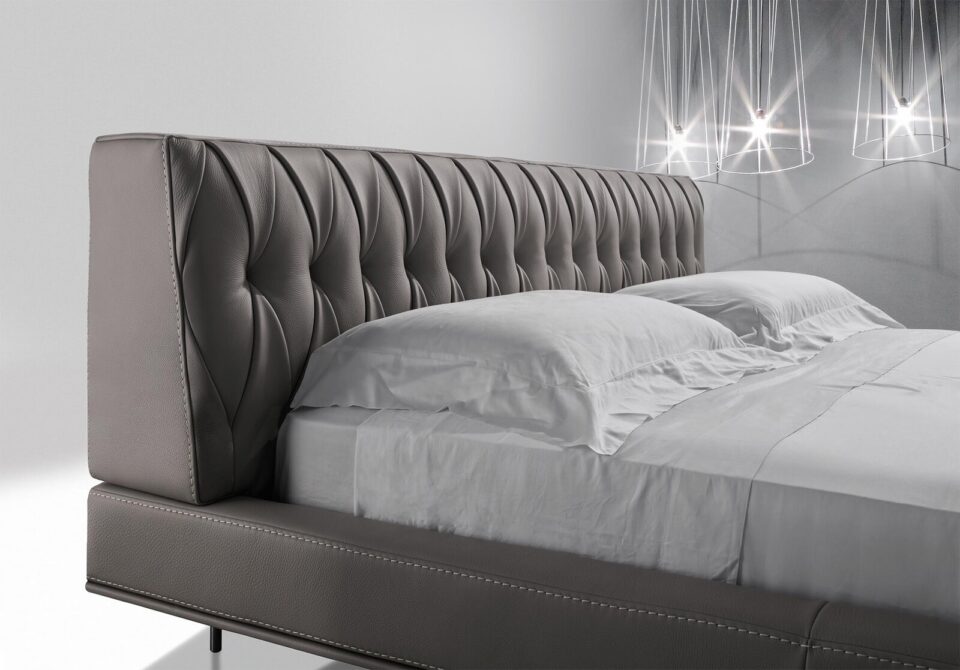 lit McQueen Night, un lit en cuir haut de gamme avec tête capitonnée artisanale et pieds métalliques élégants. Disponible chez D-Style Interior.