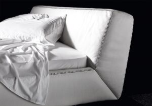 Oxer Night lit de Gamma Arredamenti, un modèle en cuir haut de gamme alliant douceur, élégance et savoir-faire italien. Disponible chez D-Style Interior.