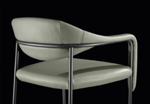 Spider chaise de Gamma Arredamenti allie élégance, confort et design italien. Chaise en cuir idéale pour salle à manger ou bureau. Disponible chez D-Style Interior.