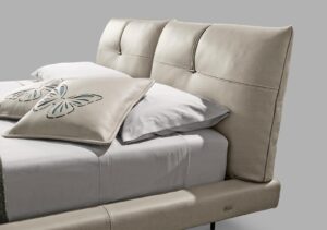 Jack Night Plus par Gamma Arredamenti, lit en cuir au design moderne avec dossier double et sangles en cuir. Disponible chez D-Style Interior.