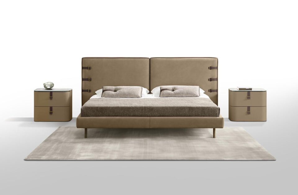 Gregory table de chevet de Gamma Arredamenti, un meuble en cuir avec détails en sangle, disponible en plusieurs finitions. Élégance italienne chez D-Style Interior.