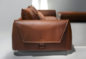 Karl canapé design haut de gamme par Gamma Arredamenti, inspiré du monde de la mode avec accoudoir fonctionnel et design élégant. Disponible chez D-Style Interior.