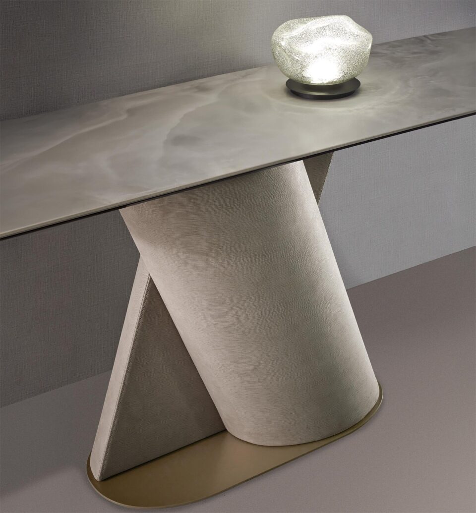 Venus console de Gamma Arredamenti. Base en cuir, plateau en marbre ou céramique, design contemporain et finitions personnalisables. Disponible chez D-Style Interior.