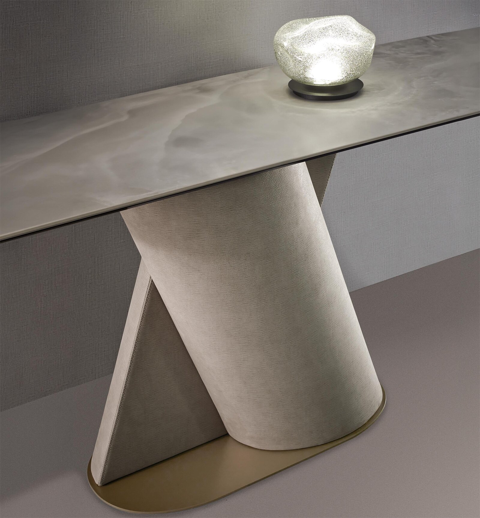Venus console de Gamma Arredamenti. Base en cuir, plateau en marbre ou céramique, design contemporain et finitions personnalisables. Disponible chez D-Style Interior.