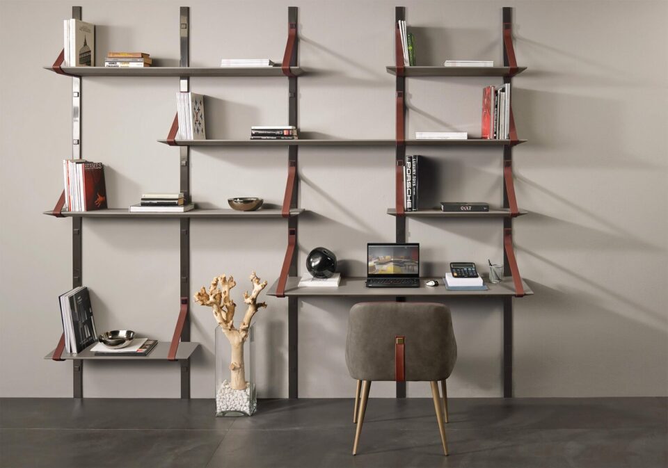 Brooklyn de Gamma Arredamenti, bibliothèque design avec étagères personnalisables et détails en cuir. Disponible chez D-Style Interior.