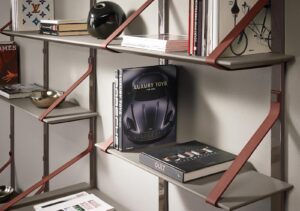 Brooklyn de Gamma Arredamenti, bibliothèque design avec étagères personnalisables et détails en cuir. Disponible chez D-Style Interior.