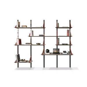 Brooklyn de Gamma Arredamenti, bibliothèque design avec étagères personnalisables et détails en cuir. Disponible chez D-Style Interior.