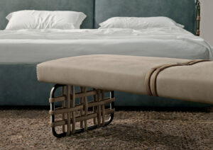 Cocoon Night Bench de Gamma Arredamenti, un banc moderne aux détails raffinés et au design élégant. Parfait pour la chambre ou le salon. Disponible chez D-Style Interior.