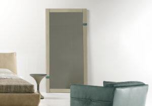 Cocoon miroir sur pied de Gamma Arredamenti, élégant et raffiné, parfait pour chambre ou entrée. Disponible chez D-Style Interior.