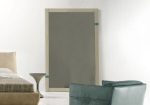 Cocoon miroir sur pied de Gamma Arredamenti, élégant et raffiné, parfait pour chambre ou entrée. Disponible chez D-Style Interior.