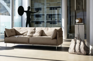 Dandy Bags de Gamma Arredamenti, des accessoires en cuir personnalisables servant de porte-magazines. Élégance et savoir-faire italien. Disponible chez D-Style Interior.