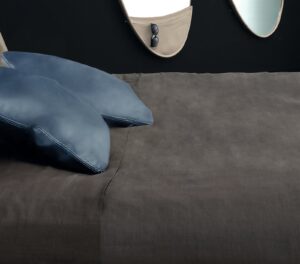 Découvrez le miroir mural Ellipse de Gamma Arredamenti, un design moderne avec détail en cuir, alliant raffinement et fonctionnalité. Disponible chez D-Style Interior.