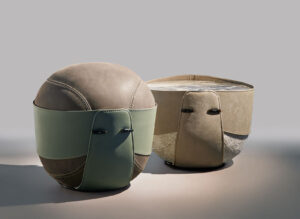 Roger Pouf de Gamma Arredamenti est un pouf en cuir haut de gamme, aussi élégant que polyvalent, pouvant faire office de siège ou de table d’appoint. Disponible chez D-Style Interior.