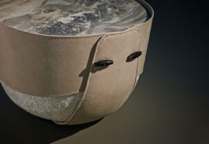 Roger Pouf de Gamma Arredamenti est un pouf en cuir haut de gamme, aussi élégant que polyvalent, pouvant faire office de siège ou de table d’appoint. Disponible chez D-Style Interior.