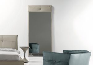 Découvrez le miroir sur pied Jack de Gamma Arredamenti, une pièce au style unique inspirée de la mode italienne. Disponible chez D-Style Interior.