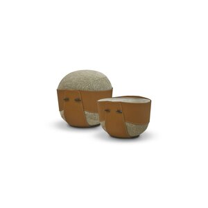 Roger Pouf de Gamma Arredamenti est un pouf en cuir haut de gamme, aussi élégant que polyvalent, pouvant faire office de siège ou de table d’appoint. Disponible chez D-Style Interior.