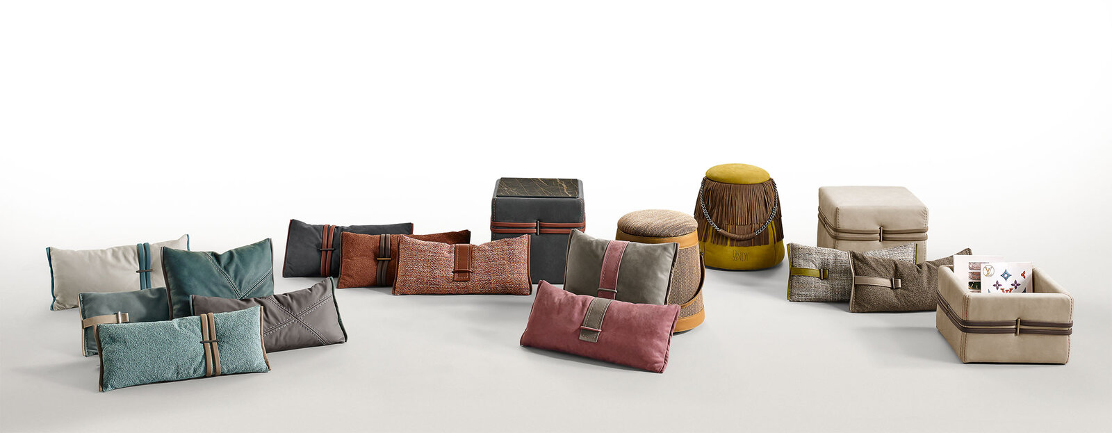 Smart Tabouret de Gamma Arredamenti allient élégance et fonctionnalité, offrant un double usage ingénieux entre assise et rangement. Disponible chez D-Style Interior.