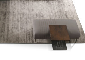 Tuxedo Ottomans Pouf rectangulaire en cuir signé Gamma Arredamenti, au style raffiné et aux coutures élégantes. Disponible chez D-Style Interior.