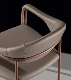 Spider chaise de Gamma Arredamenti allie élégance, confort et design italien. Chaise en cuir idéale pour salle à manger ou bureau. Disponible chez D-Style Interior.