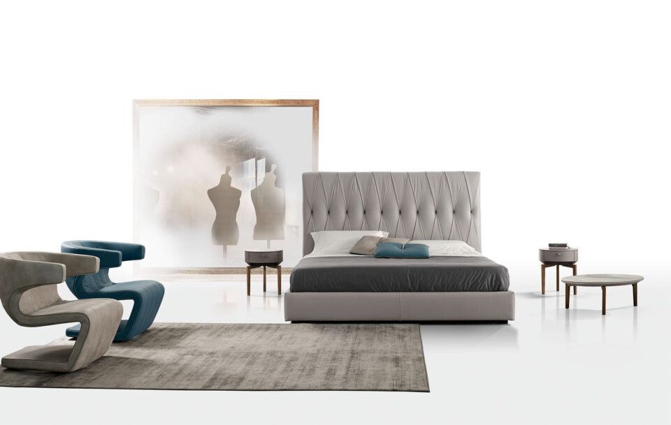 Sky table de chevet de Gamma Arredamenti, design moderne en cuir avec plateau personnalisable et pieds adaptables. Disponible chez D-Style Interior.