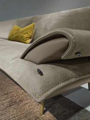 Escape canapé de Gamma Arredamenti, un canapé haut de gamme modulable en cuir au design contemporain et aux finitions artisanales. Disponible chez D-Style Interior.