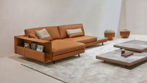 Vincent Canapé design haut de gamme par Gamma Arredamenti avec options bibliothèque ou table d’appoint intégrées. Disponible chez D-Style Interior.