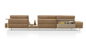 Vincent Canapé design haut de gamme par Gamma Arredamenti avec options bibliothèque ou table d’appoint intégrées. Disponible chez D-Style Interior.