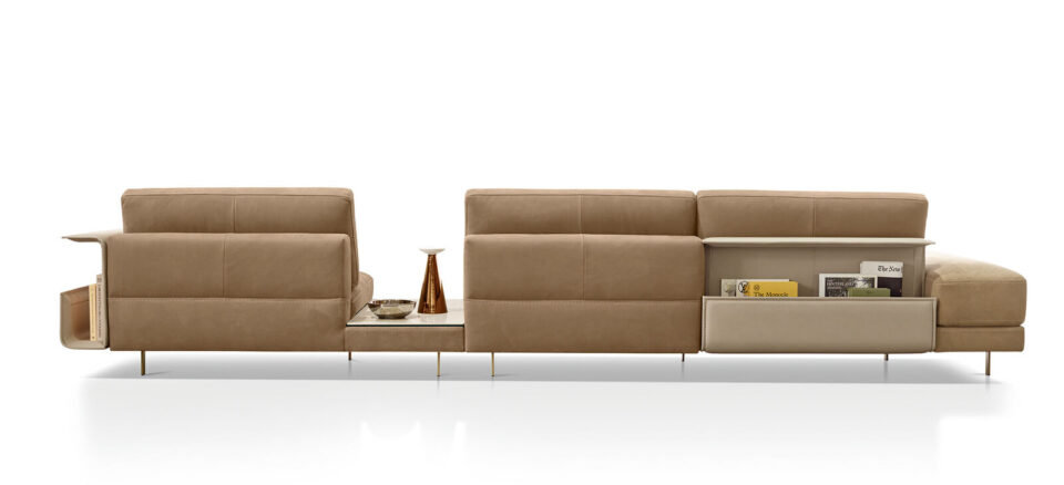 Vincent Canapé design haut de gamme par Gamma Arredamenti avec options bibliothèque ou table d’appoint intégrées. Disponible chez D-Style Interior.